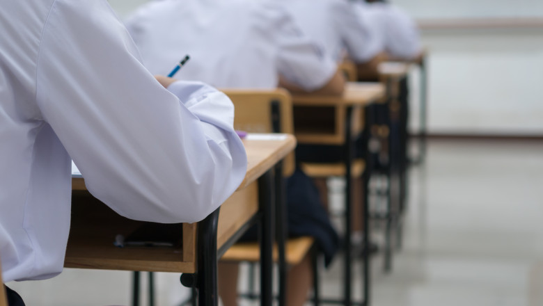 Aproape 130 de școli