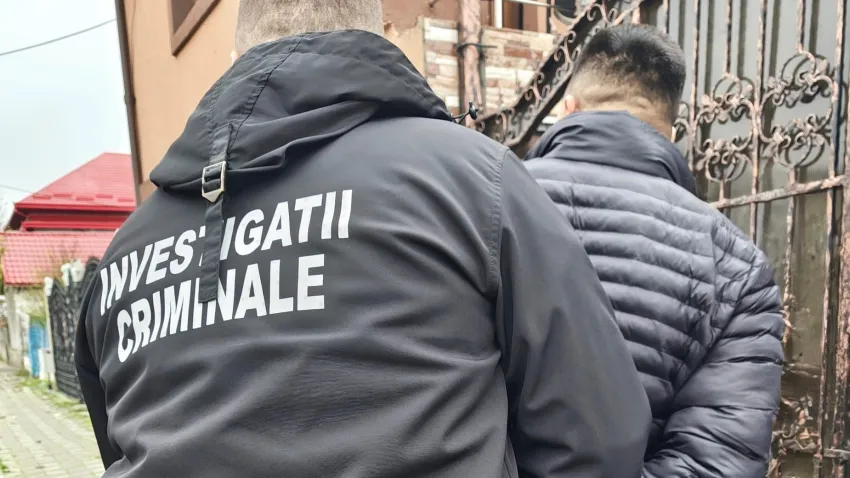 Trei bărbați cercetați