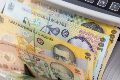 Românii își restrâng cheltuielile