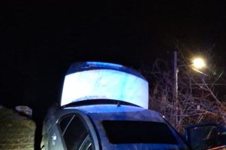 Mașină pe acoperișul casei