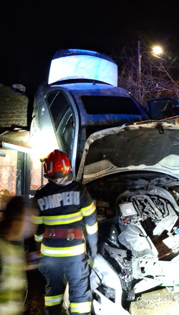 Mașină pe acoperișul casei