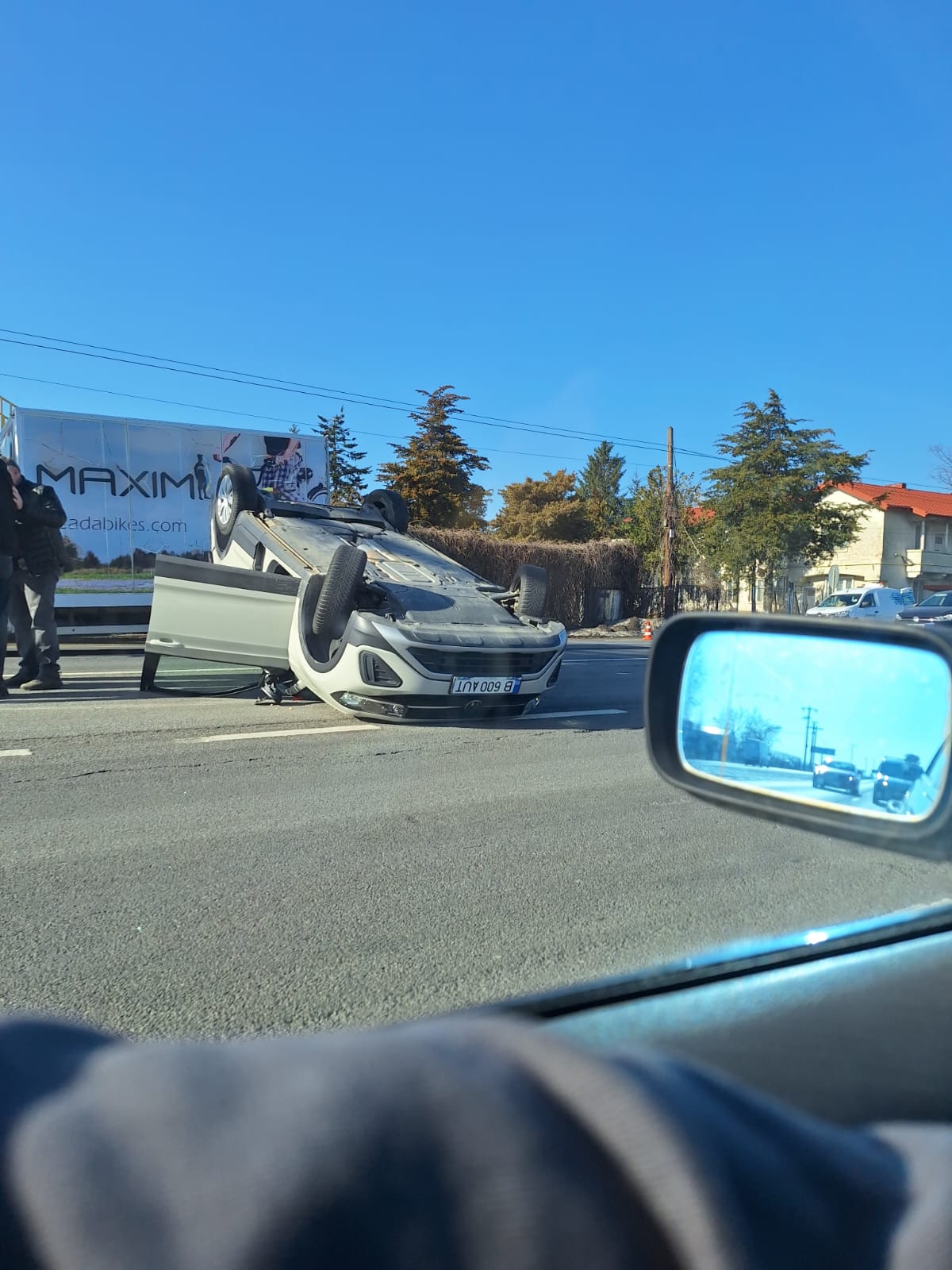 Mașină răsturnată pe DN1