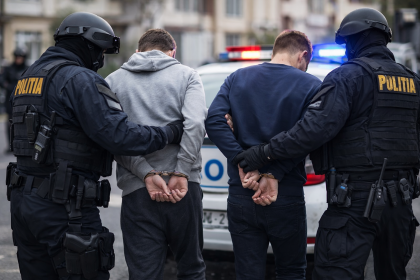 Doi tineri reținuți