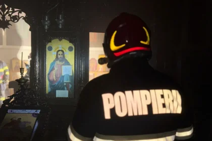 Flăcări uriașe la biserica