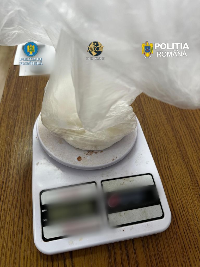 Rețea de trafic de droguri destructurată. Trei persoane arestate preventiv