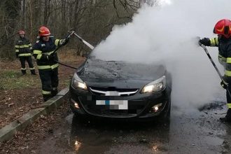 Mașină cuprinsă de flăcări