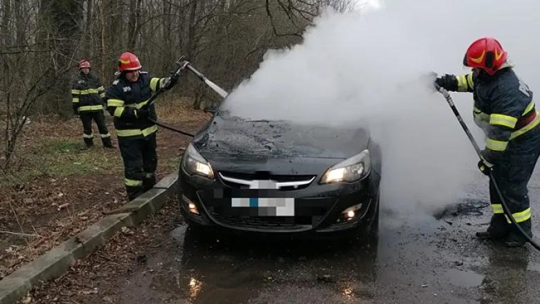 Mașină cuprinsă de flăcări