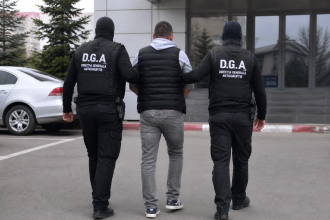 Ofițer de poliție reținut