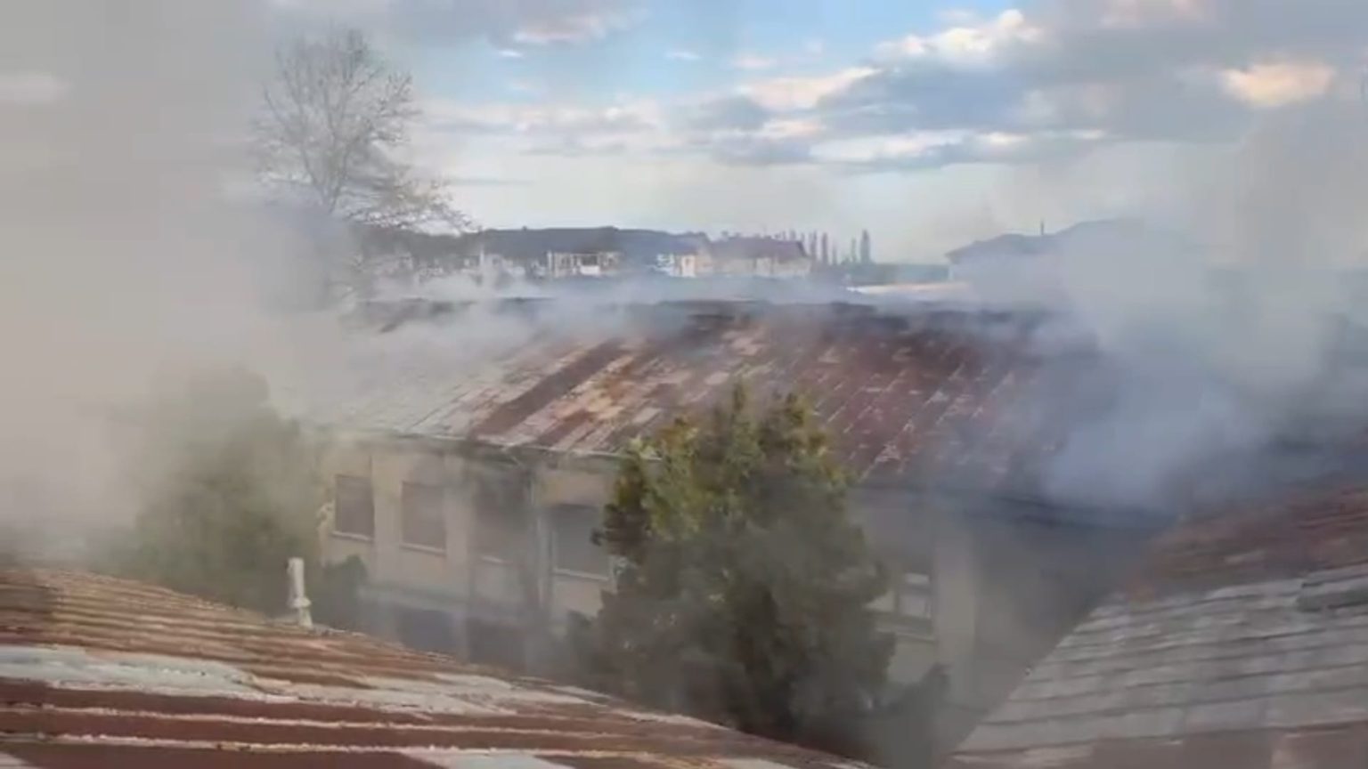 Incendiu la o clădire dezafectată