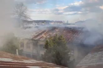 Incendiu la o clădire dezafectată