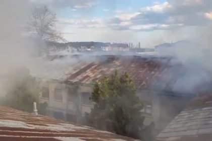 Incendiu la o clădire dezafectată