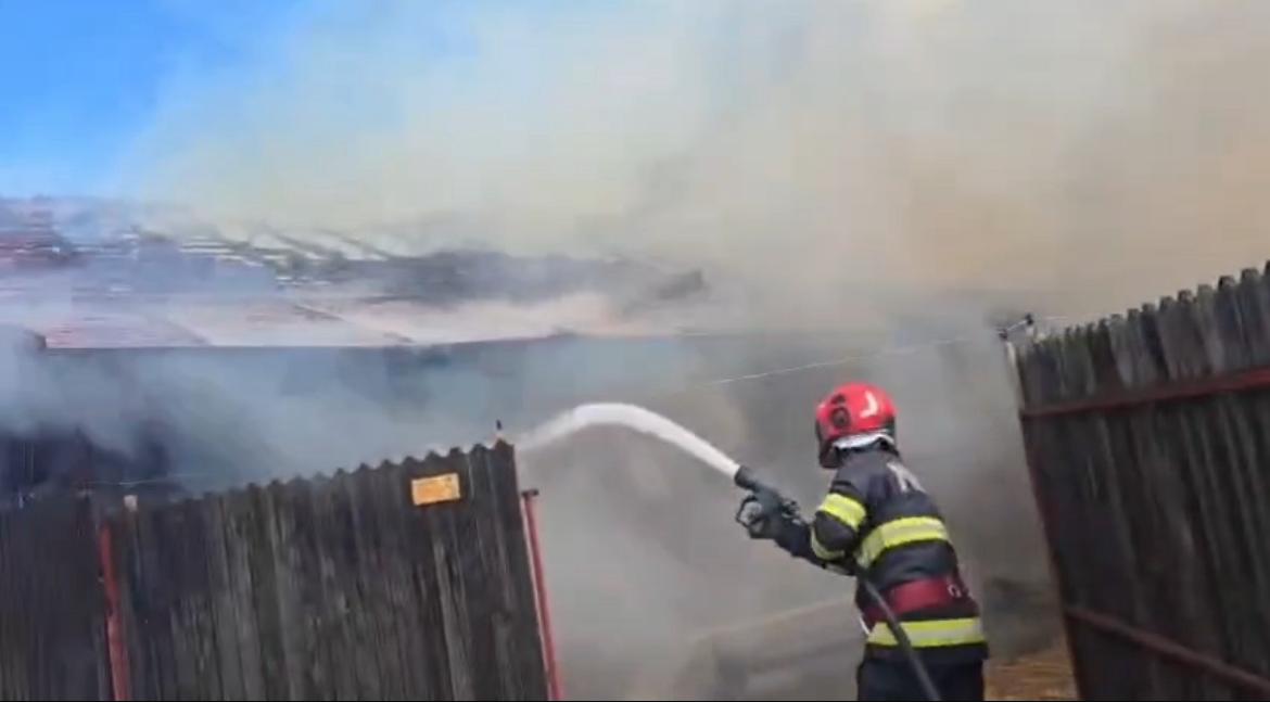 Incendiu puternic la Brebu