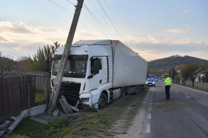 Tir înfipt în stâlp