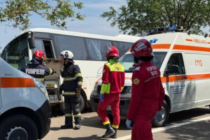 Accident grav între un autoturism și un microbuz