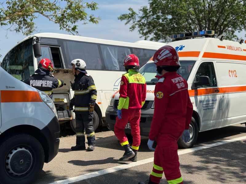 Accident grav între un autoturism și un microbuz