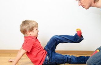 Copii puși să se bată