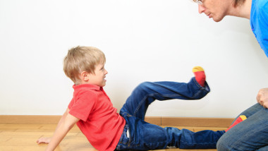 Copii puși să se bată