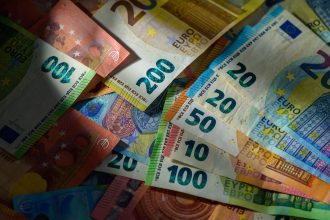 Euro a atins record istoric Grecia