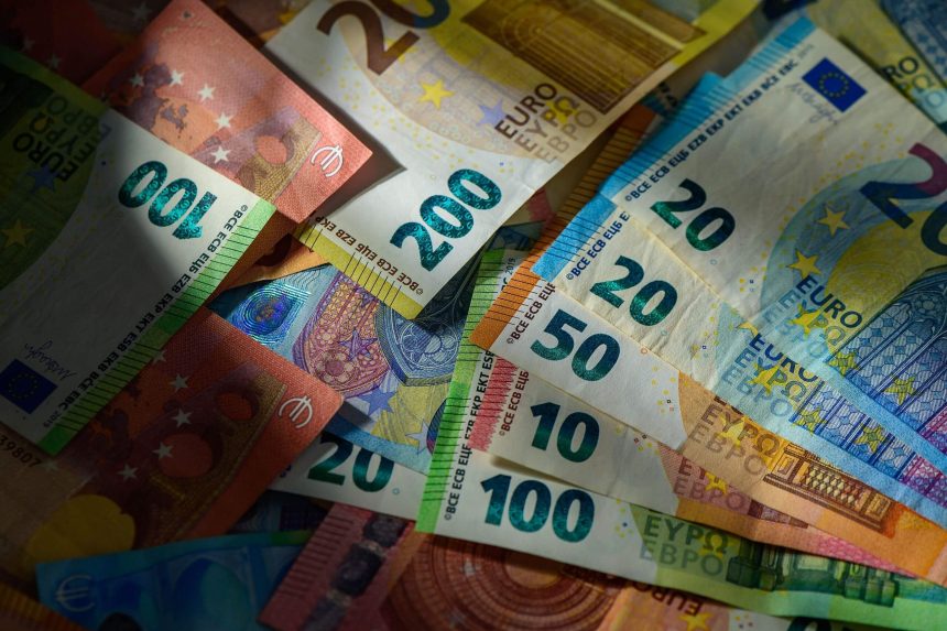 Euro a atins record istoric Grecia Spania