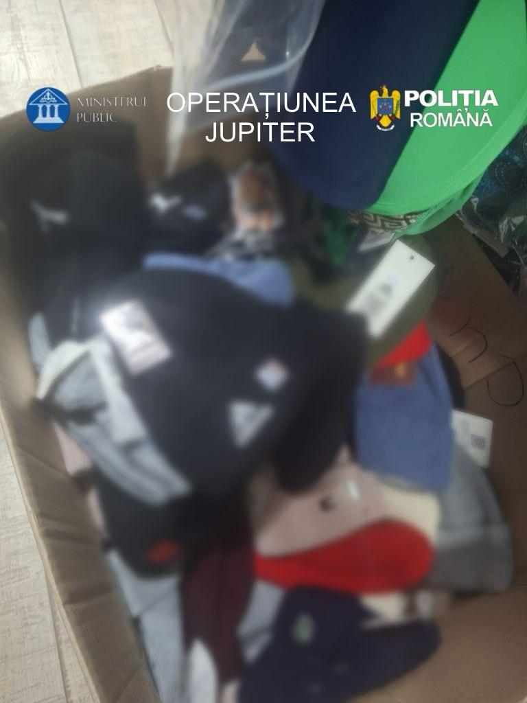 Polițiștii au descins în Satu Mare și au ridicat mii de produse suspecte de contrafacere în urma unor percheziții