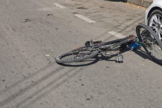 Biciclist rănit într-un accident