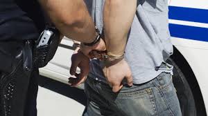 Tânăr reținut după ce a spart o firmă