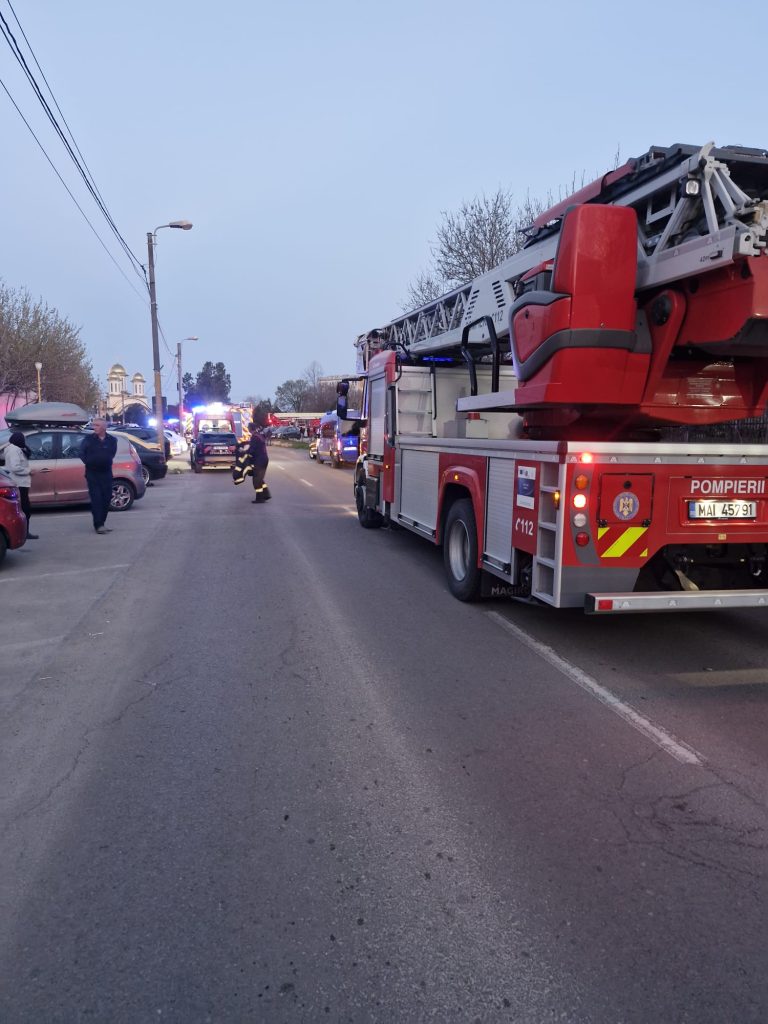 Incendiu puternic la un bloc social.