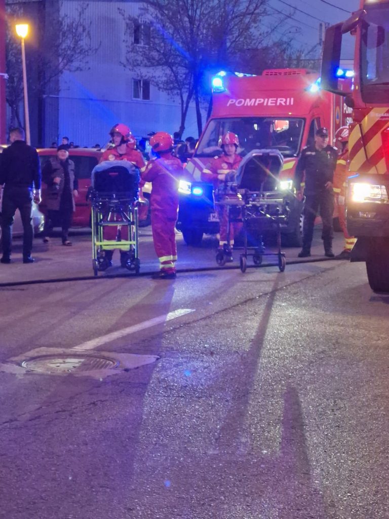 Incendiu puternic la un bloc social.