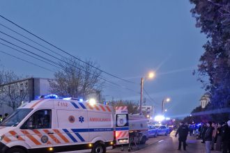 Incendiu puternic la un bloc social.