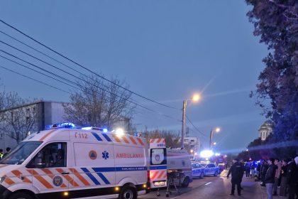 Incendiu puternic la un bloc social.