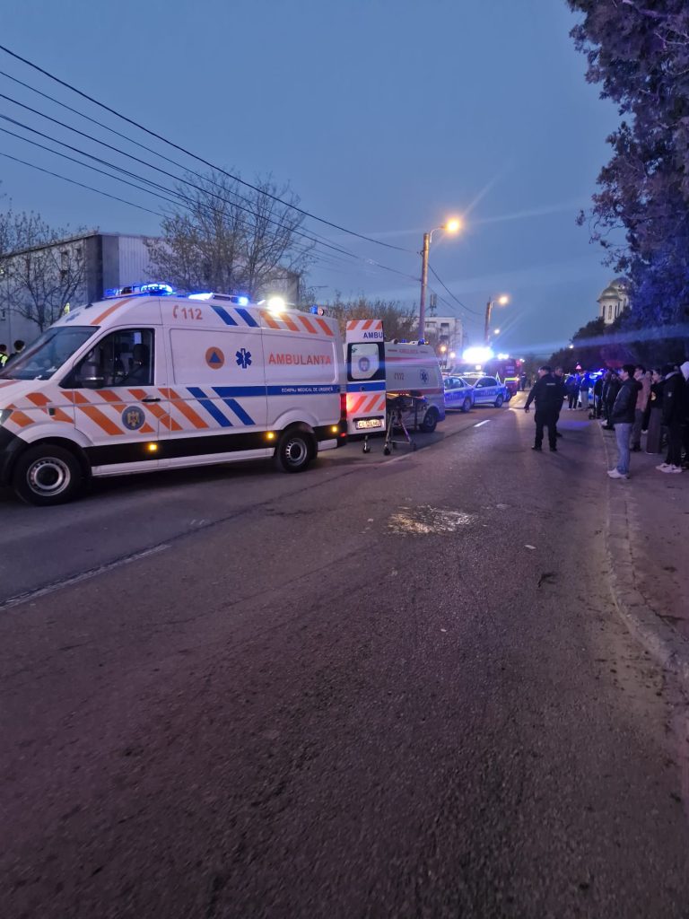 Incendiu puternic la un bloc social.