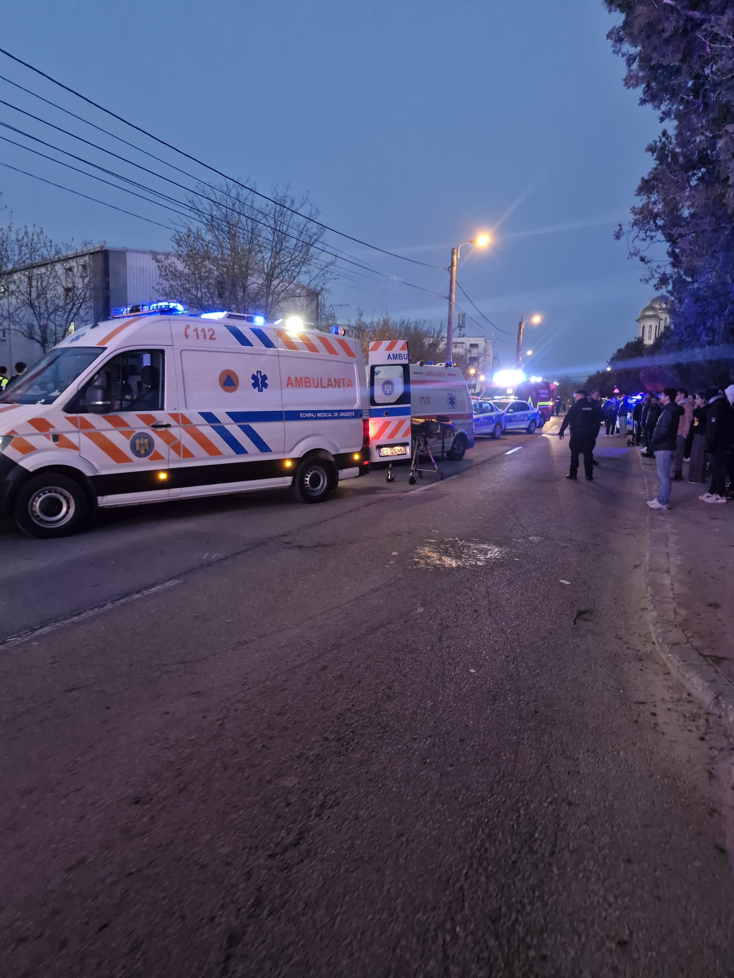 Incendiu puternic la un bloc social.