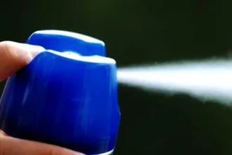 Tânără prinsă cu cuțit și spray l