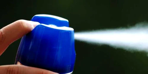 Tânără prinsă cu cuțit și spray l