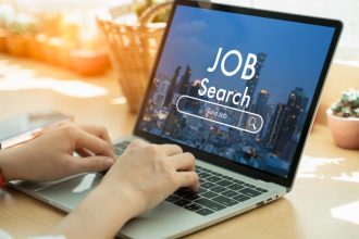 Șomajul scade ușor