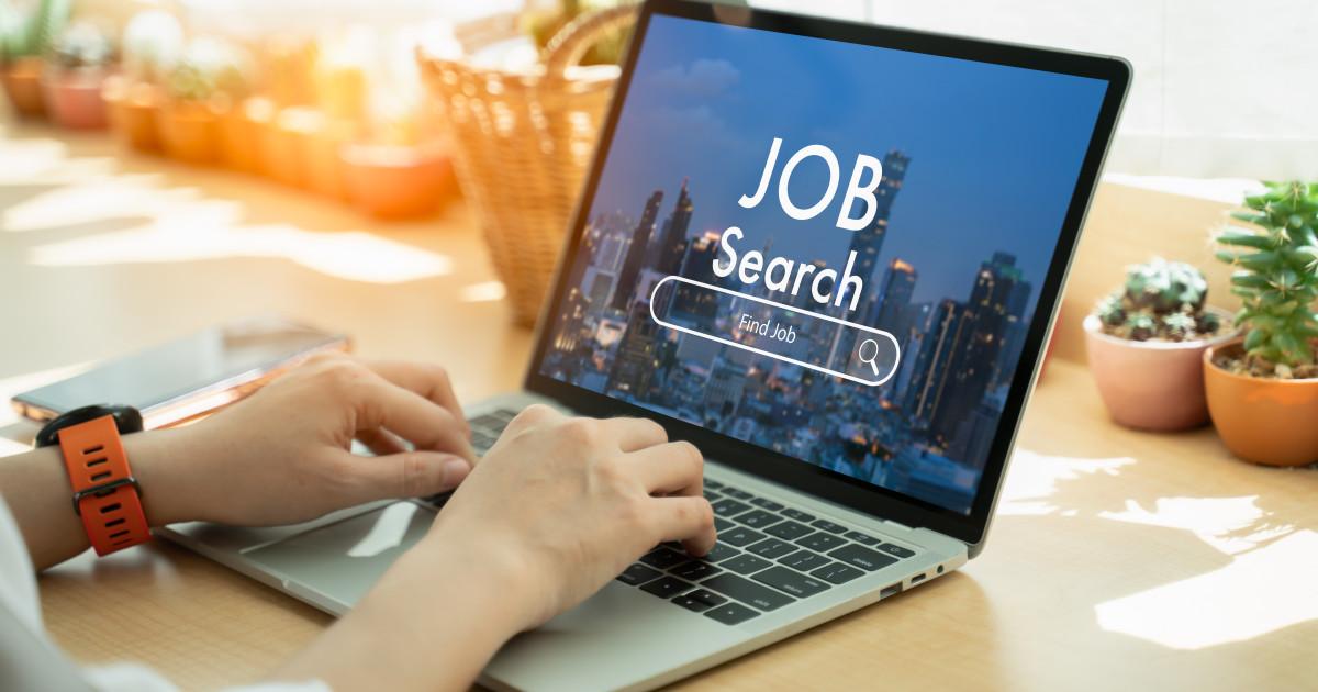 Șomajul scade ușor