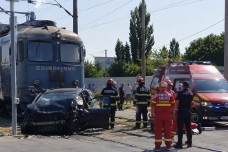 Autoturism lovit de locomotivă
