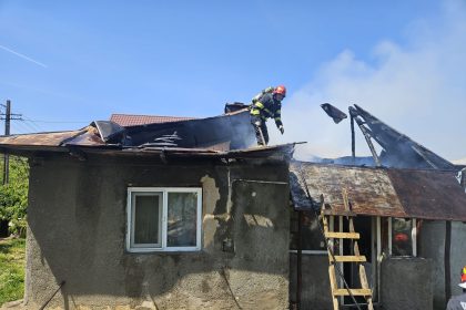 Incendiu la o locuință