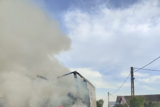 Autocamion în flăcări.