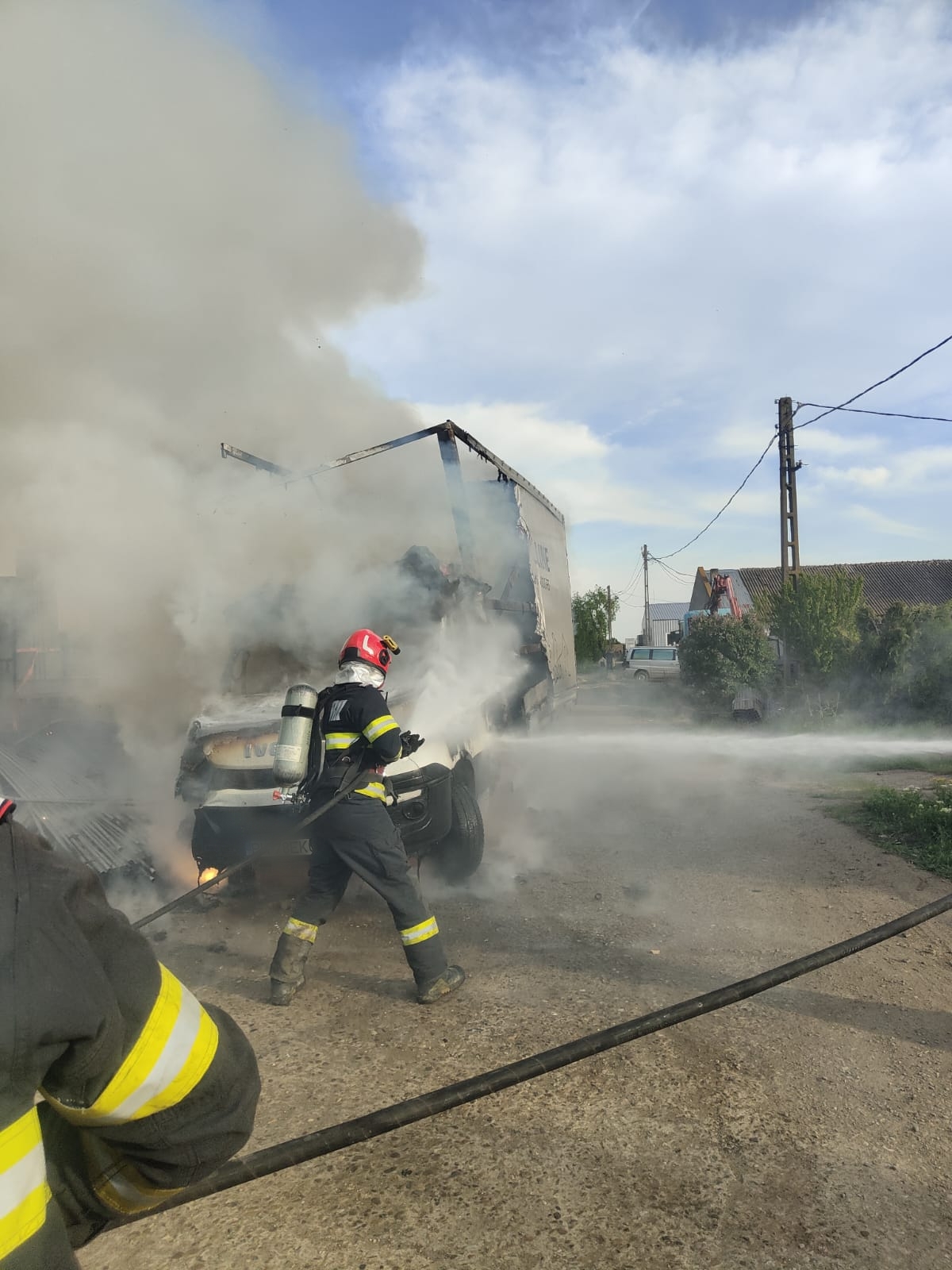 Autocamion în flăcări.