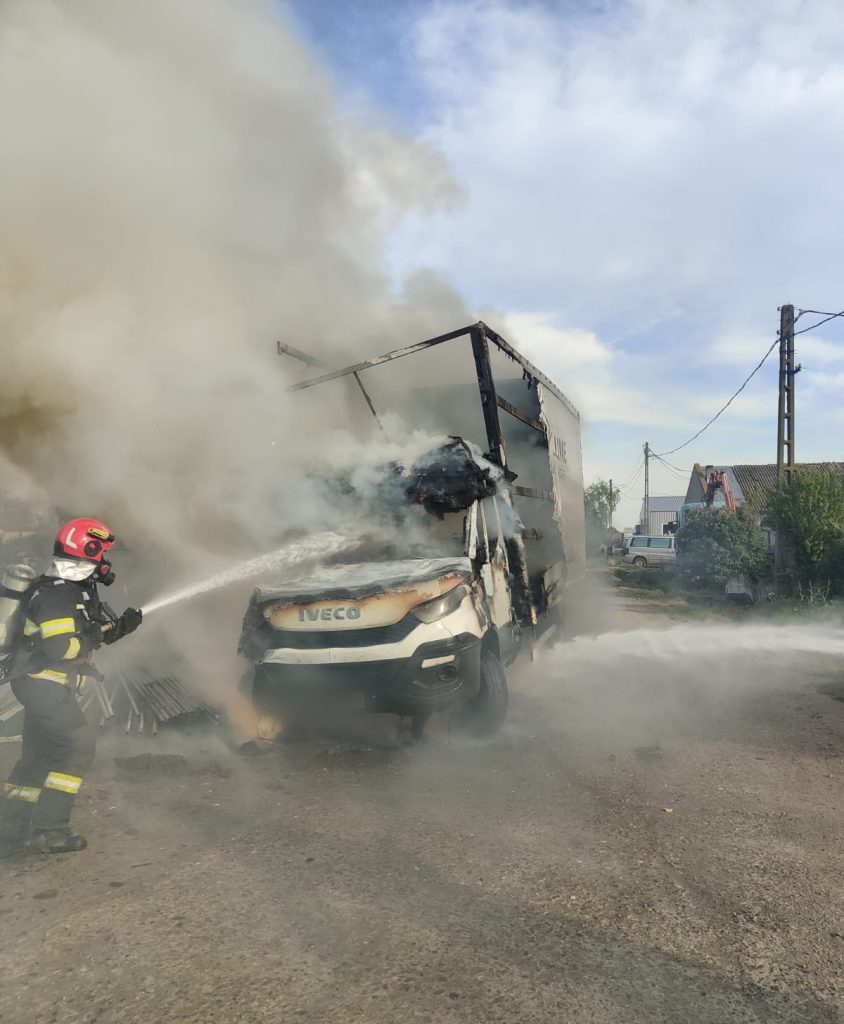 Autocamion în flăcări.