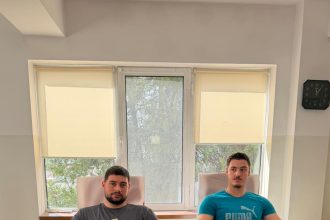Zeci de studenți