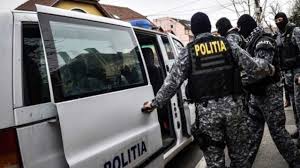Doi urmăriți internațional