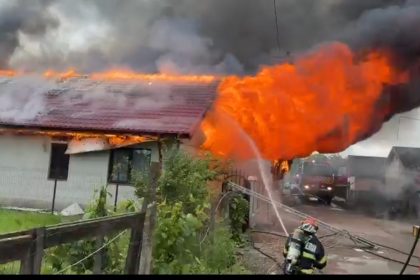 Incendiu puternic la Săhăteni