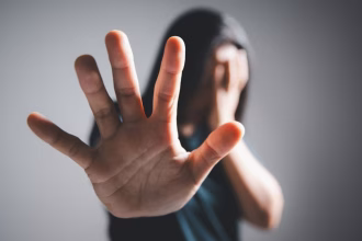O tânără de 18 ani violată
