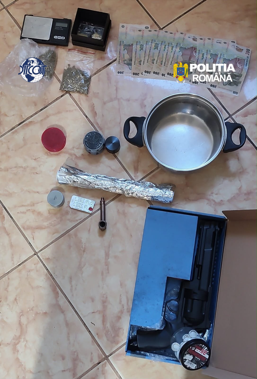 Trei tineri arestați