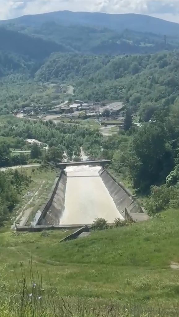 Ploile au lovit cu forță