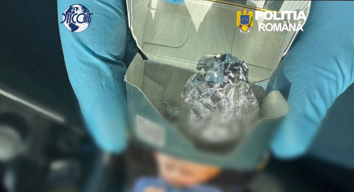 Doi traficanți de droguri reținuți