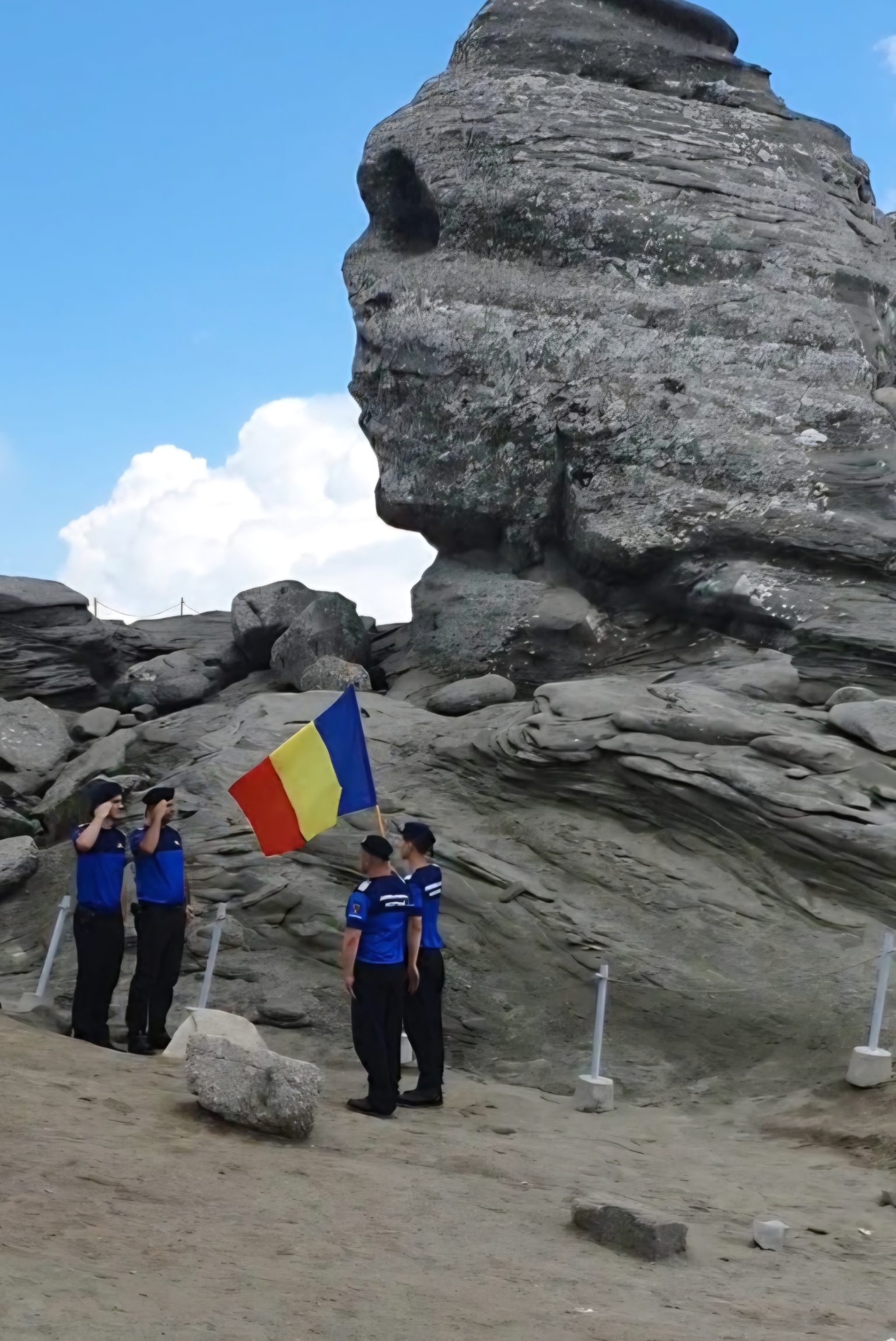 Tricolorul a fost arborat