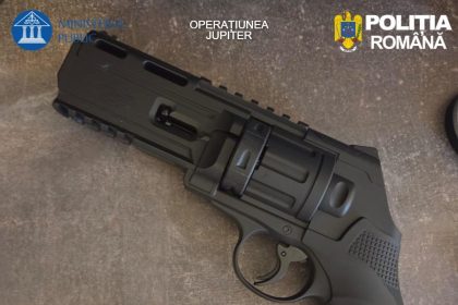 Percheziții într-un dosar privind arme